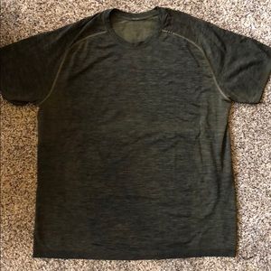 Like new men’s lululemon t shirt